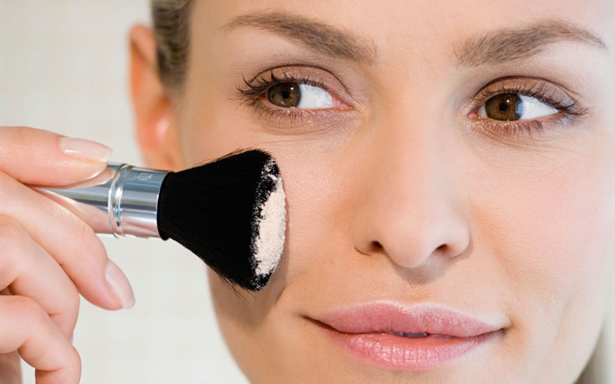 Frau mit Magic Finish Puder
