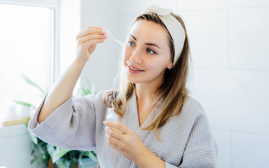 Frau mit Botox-Serum