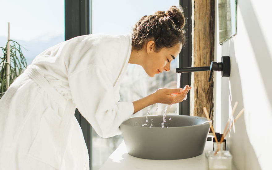 Frau mit Anti-Aging-Cleanser
