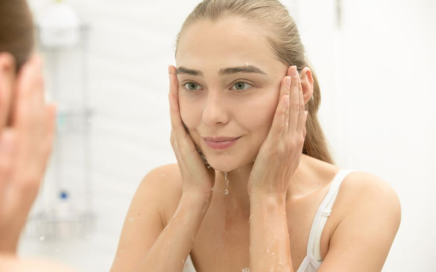 Frau mit 3-in-1-Cleanser