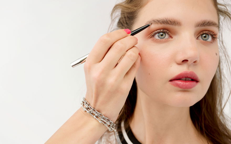 Frau benutzt Precisely, My Brow Detailer von Benefit