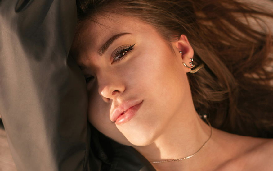 frau mit vollen Lippen und Eyeliner