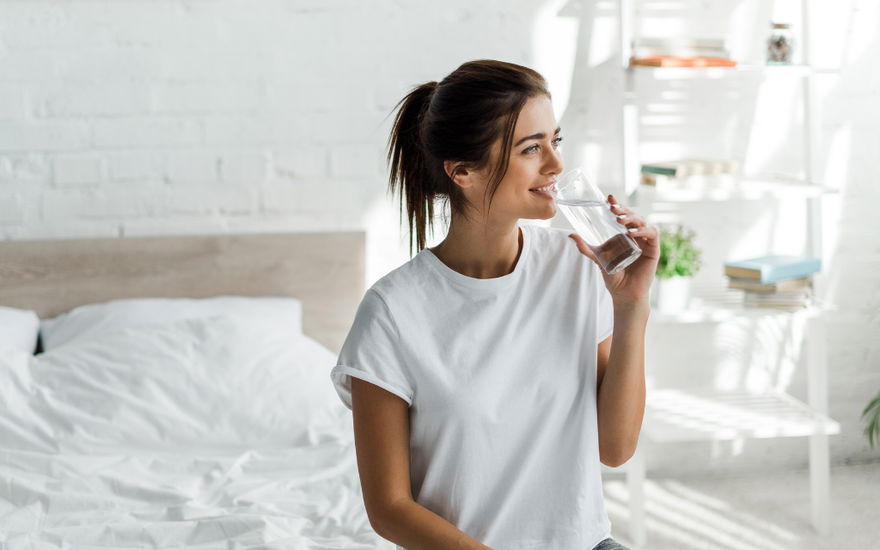 frau trinkt wasser mit einer waterdrop alternative