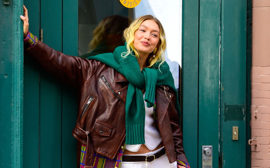 Gigi Hadid in brauner Bikerjacke