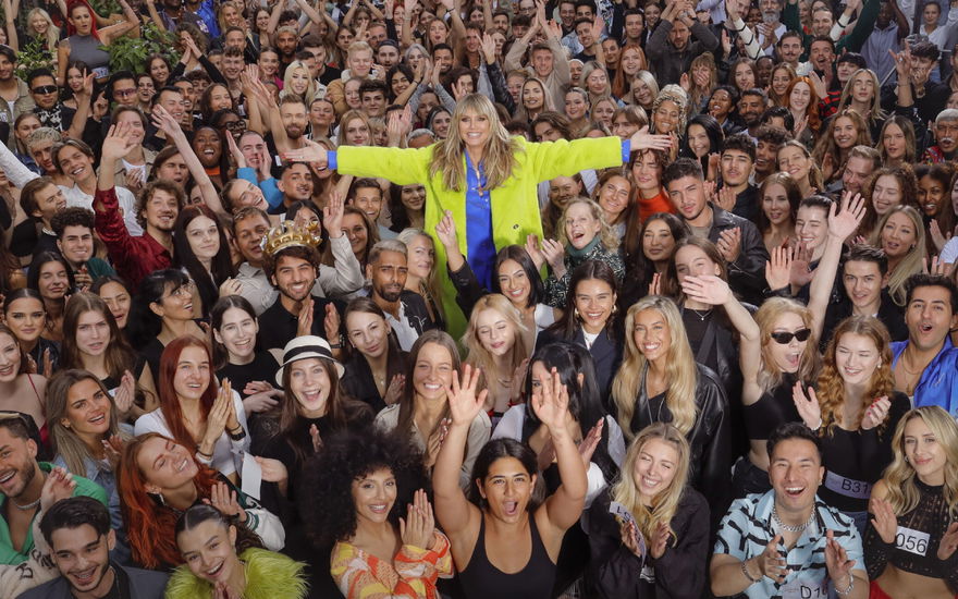 Heidi Klum mit den GNTM-Kandidaten 2024