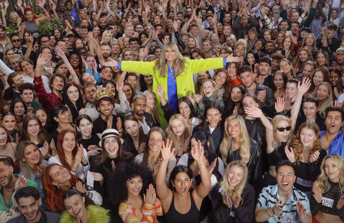 Heidi Klum mit den GNTM-Kandidaten 2024