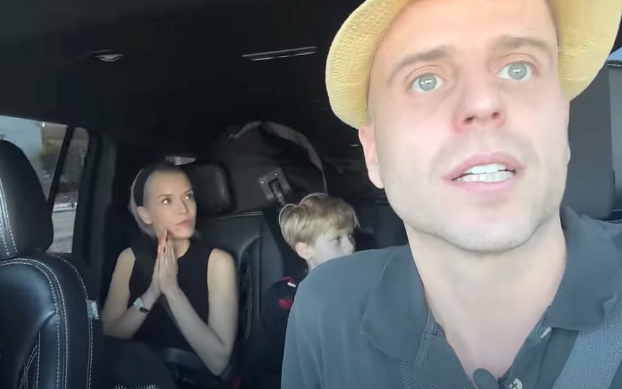 Daniel und Oksana Kolenitchenko sitzen angespannt mit ihren Kindern im Auto