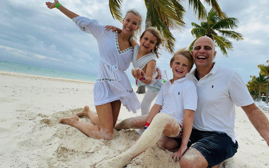 Oksana Kolenitchenko mit Tochter Arielle, Sohn Milan und Ehemann Daniel am Strand