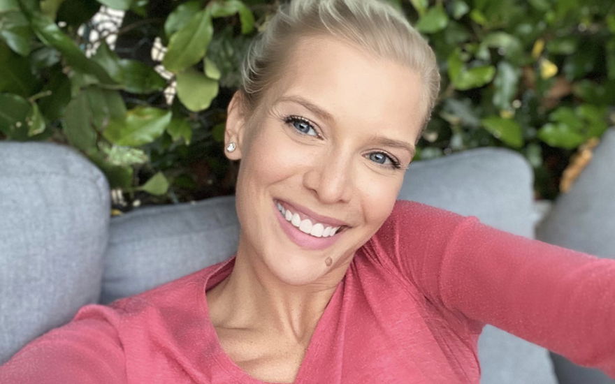 Oksana Kolenitchenko macht Selfie draußen