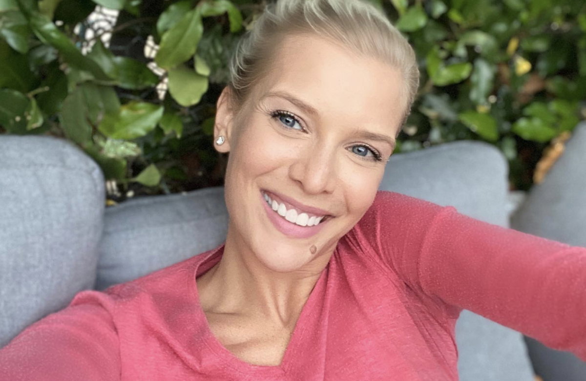 Oksana Kolenitchenko macht Selfie draußen