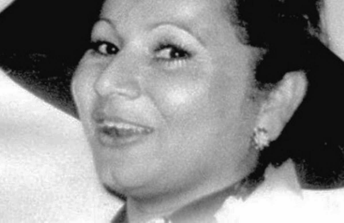 Griselda Blanco lacht auf Schwarz-Weiß-Foto