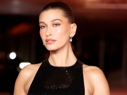 Laut Hailey Bieber: Dieses Drogerie-Öl ist die Geheimwaffe für einen strahlenden Teint