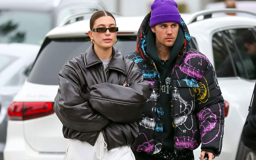 Hailey Bieber verschränkt die Arme, Justin Bieber guckt grimmig zur Seite