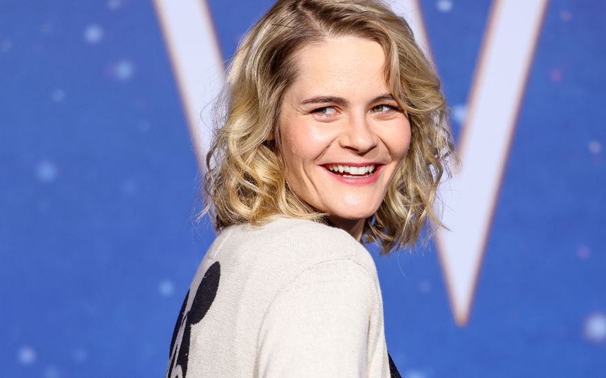 Hazel Brugger lacht