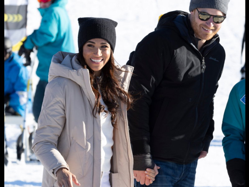 Herzogin Meghan und Prinz Harry laufen Hand in Hand.