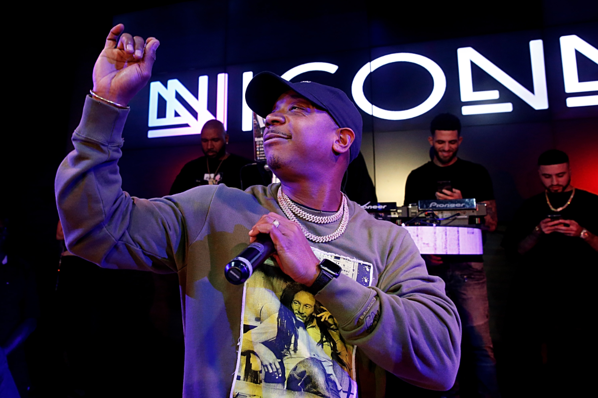 Ja Rule mit Mikro in der Hand