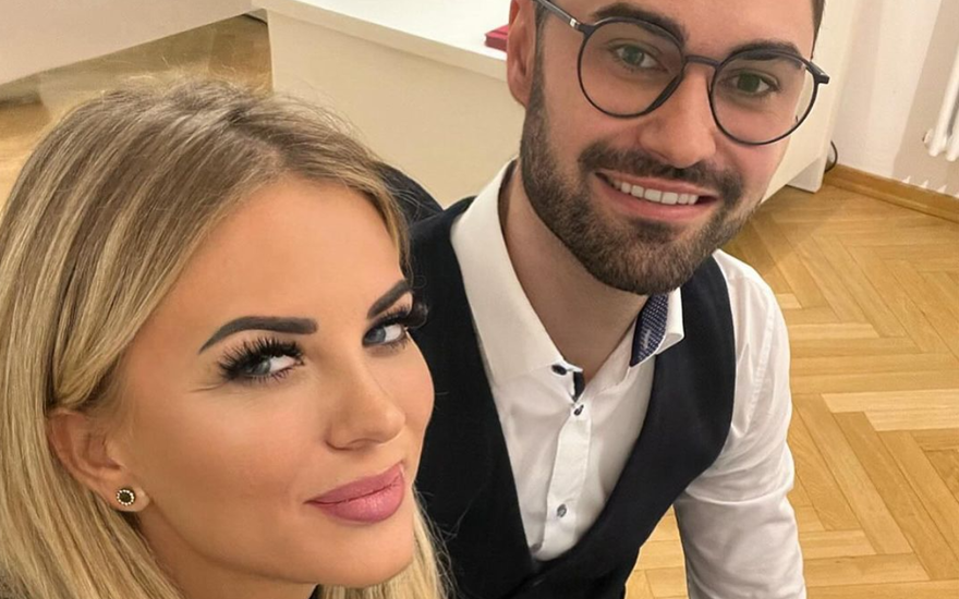 Jacqueline Carmen & Daniel Huber lächeln in die Kamera
