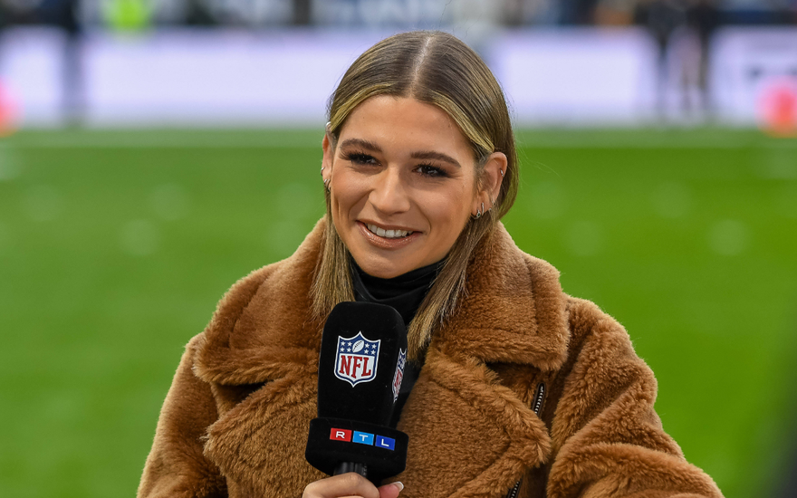 Jana Wosnitza bei einem NFL-Spiel