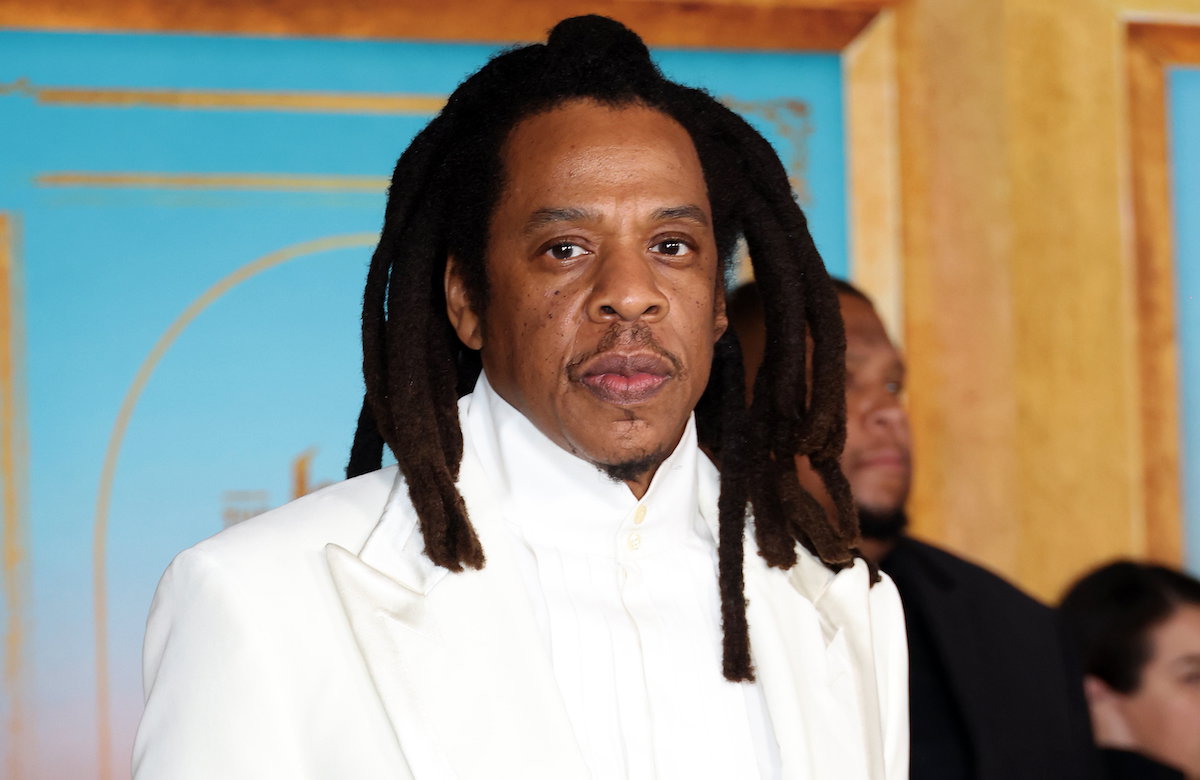 Jay-Z im weißen Anzug