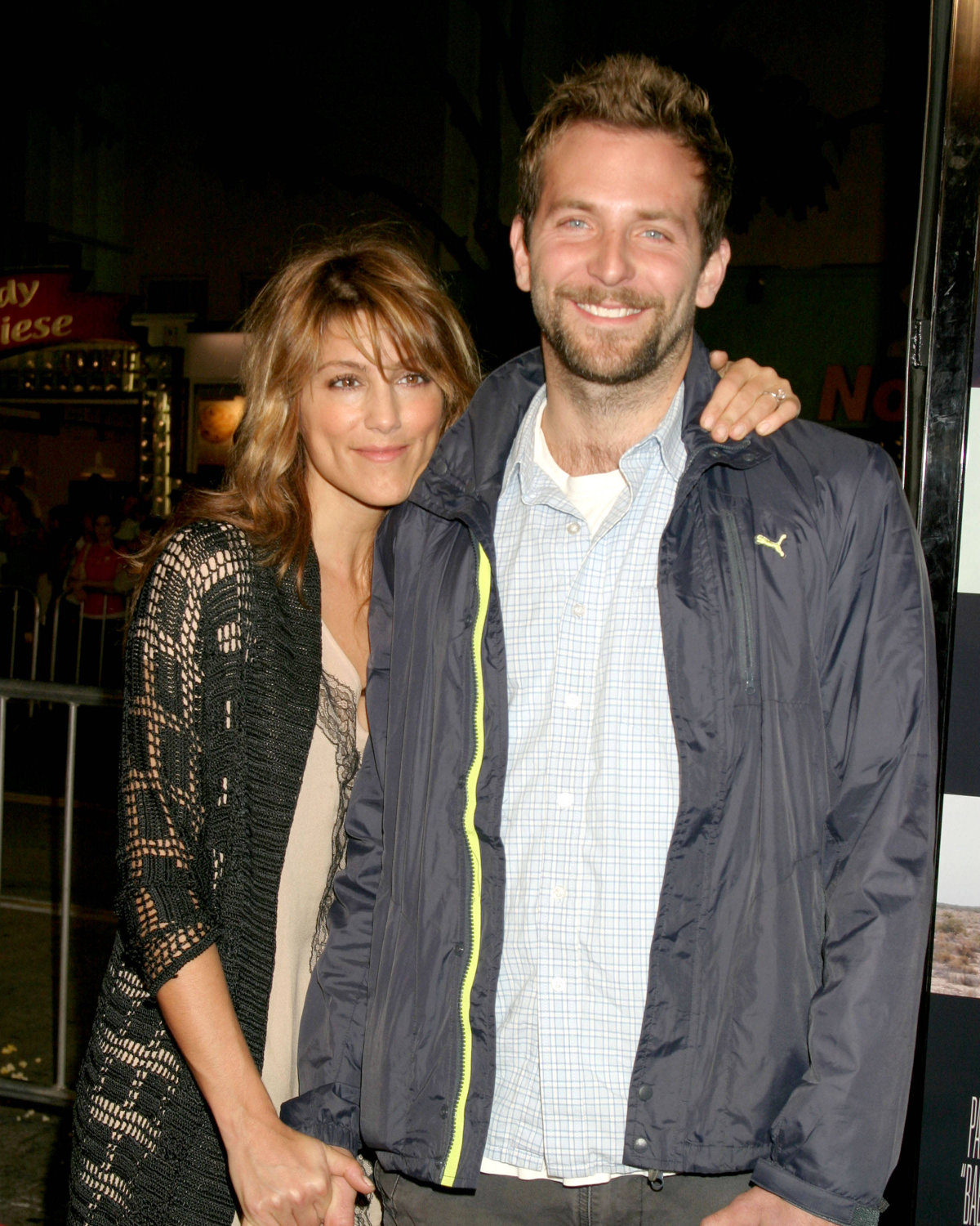 Jennifer Esposito hat den Arm um Bradley Coopers Nacken gelegt