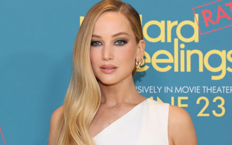 Jennifer Lawrence mit eyliner trotz Schlupflider