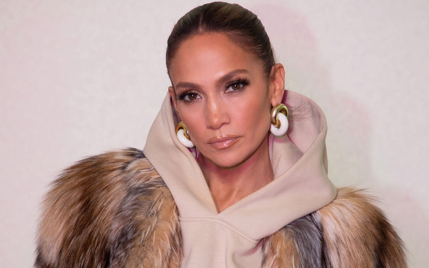 Jennifer Lopez sieht ernst in die Kamera