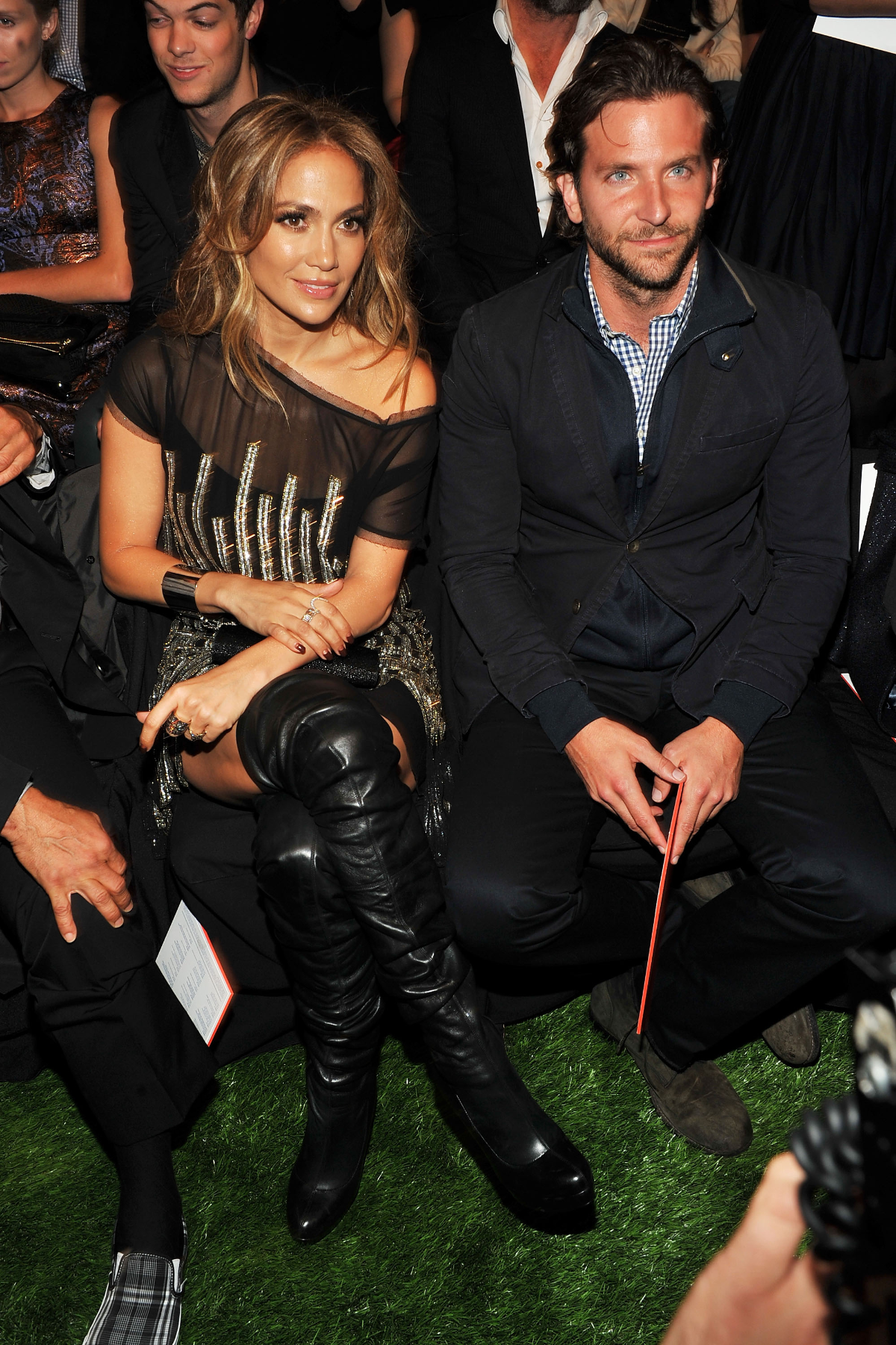 Jennifer Lopez und Bradley Cooper sitzen nebeneinander