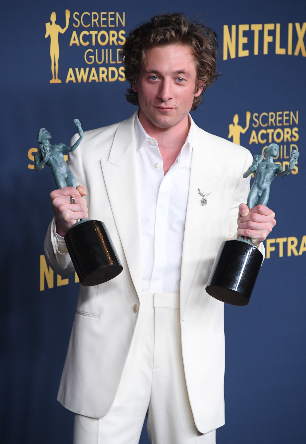 Jeremy Allen White im weißen Anzug bei den SAG Awards 2024