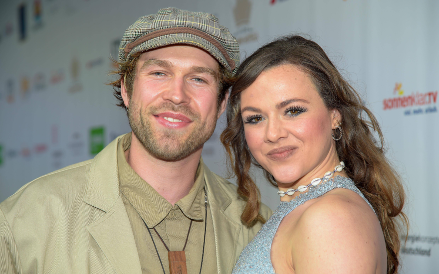 Jeremy Grube und Yvonne Pferrer stehen nebeneinander