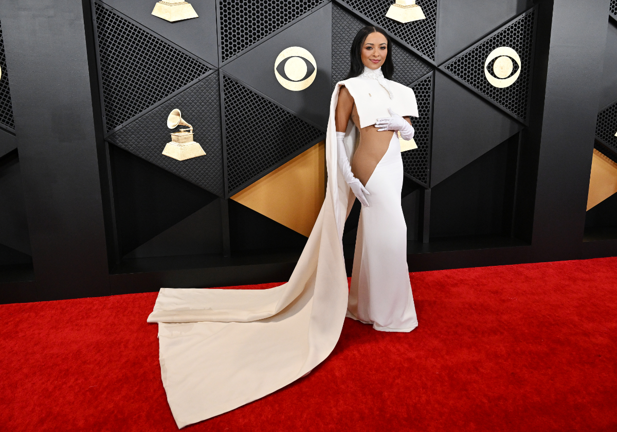 Kat Graham in einem weißen Kleid bei den Grammys 2024