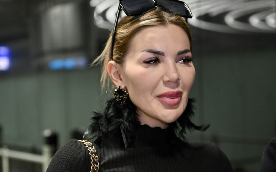 Kim Virginia Hartung am Flughafen nach dem Dschungelcamp