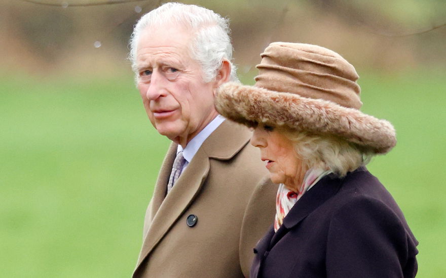 König Charles III. sieht besorgt aus, Königin Camilla richtet ihren Blick auf den Boden