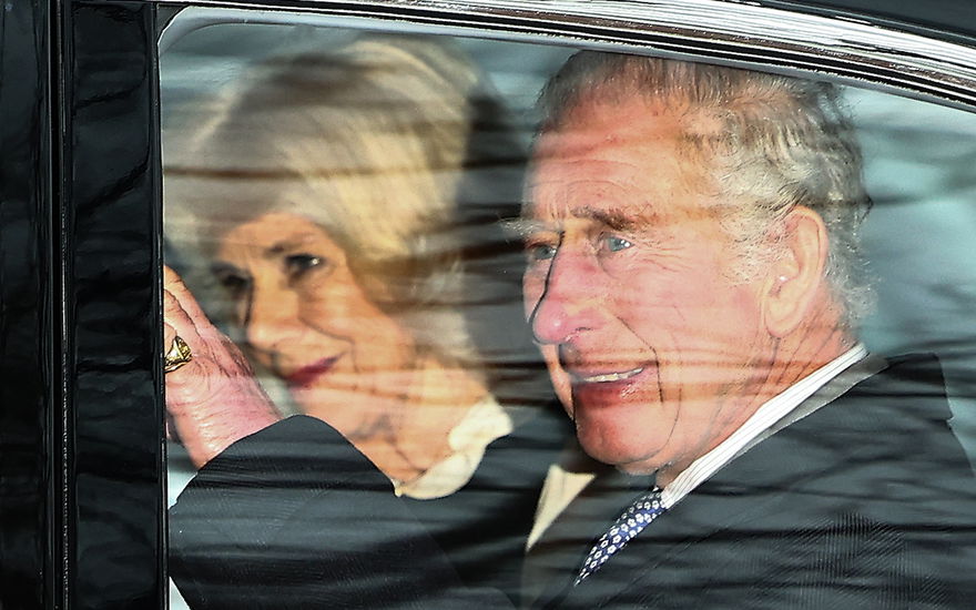 König Carles und Königin Camilla im Auto