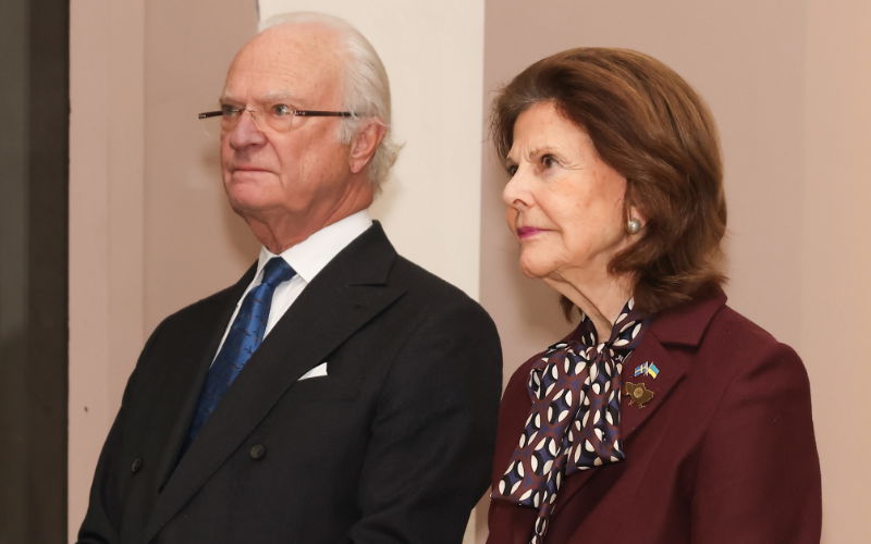 König Carl Gustaf und Königin Silvia schauen ernst.