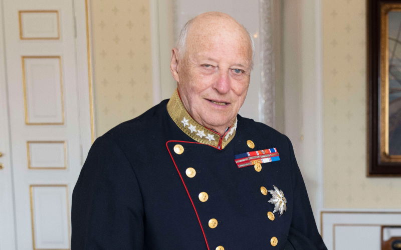 König Harald von Norwegen in Uniform.