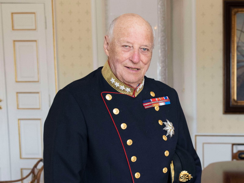 König Harald von Norwegen in Uniform.
