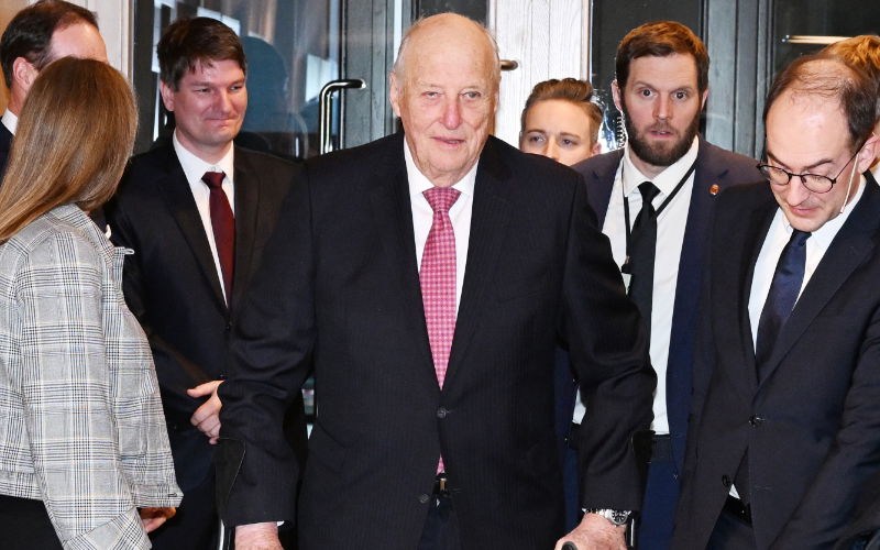 König Harald von Norwegen an Krücken.