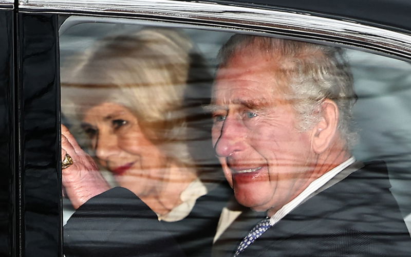 Königin Camilla und König Charles III. in einem Auto.