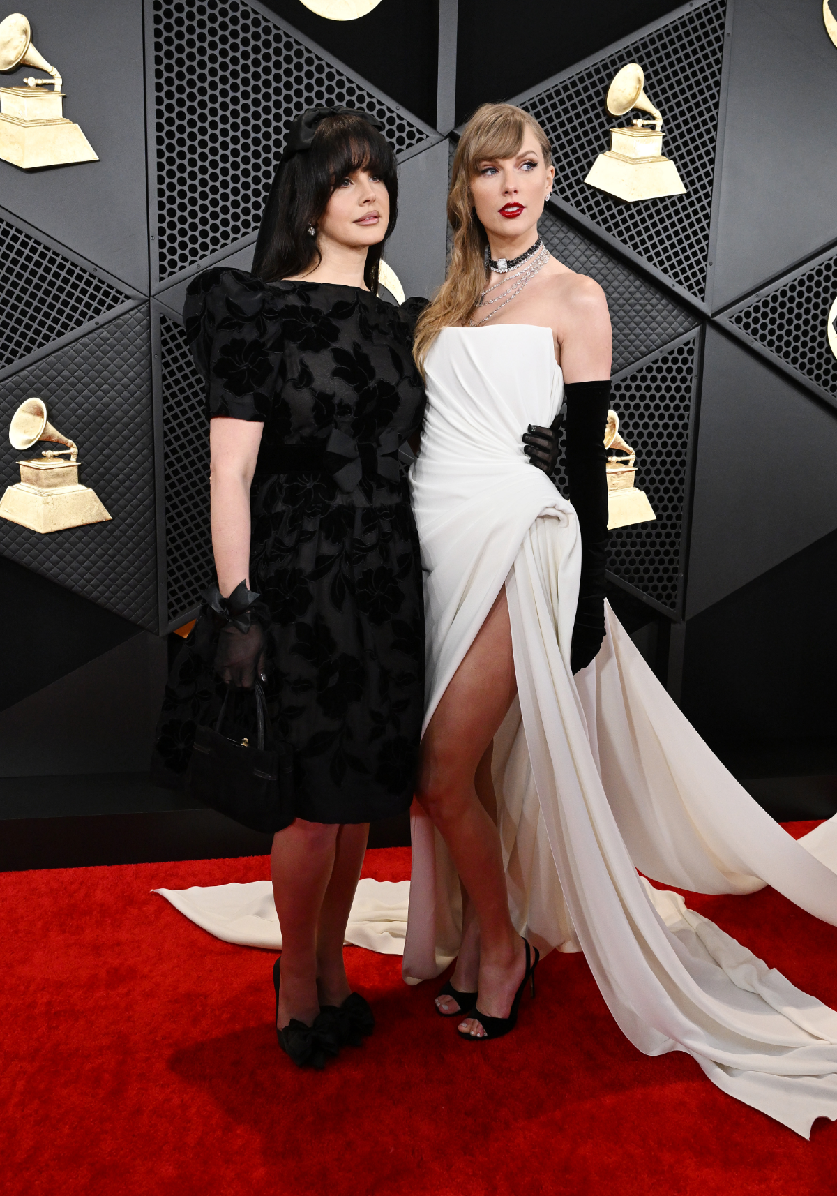 Lana Del Rey im schwarzen Kleid und Taylor Swift im weißen Kleid bei den Grammys 2024