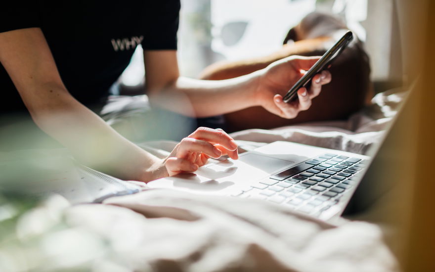 Frau shoppt am Laptop und Handy online