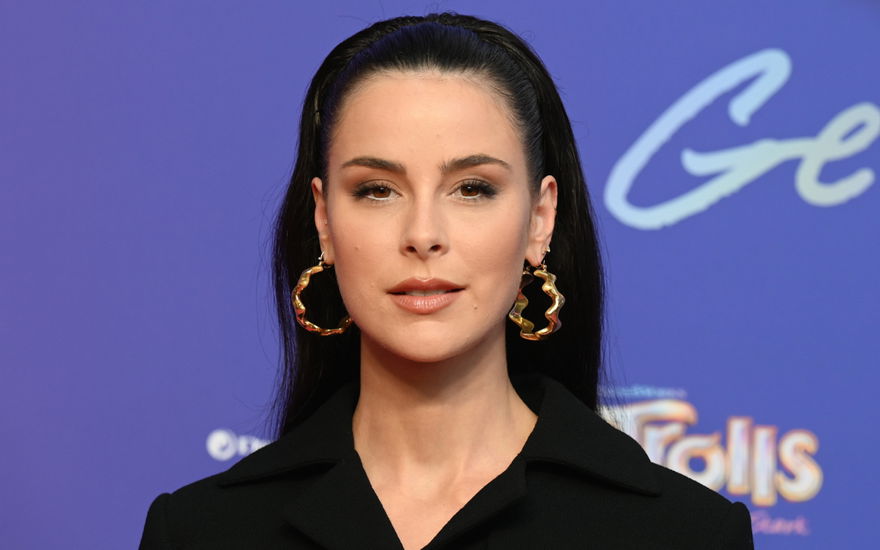 Lena Meyer-Landrut guckt aufmerksam in die Kamera
