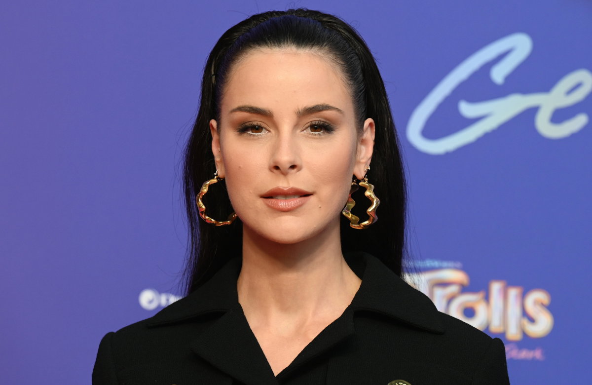 Lena Meyer-Landrut guckt aufmerksam in die Kamera