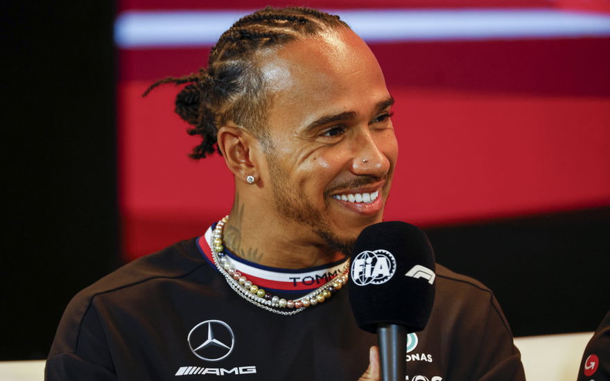 Lewis Hamilton lächelt glücklich