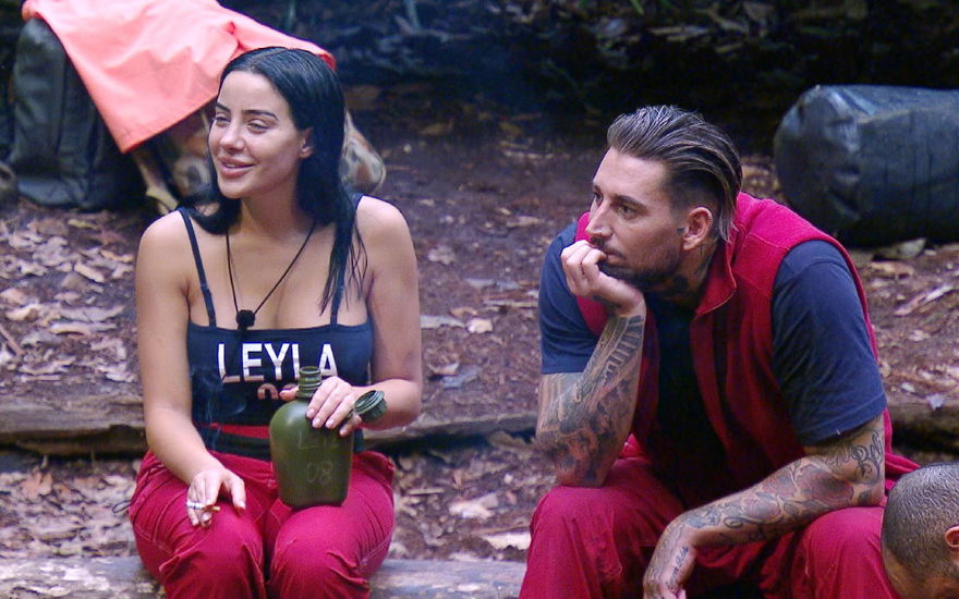 Leyla Lahouar und Mike Heiter sitzen im Dschungelcamp am Lagerfeuer