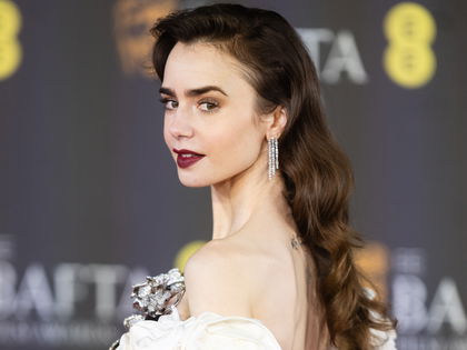 "Emily in Paris": Lily Collins liebt diesen Lippenstift