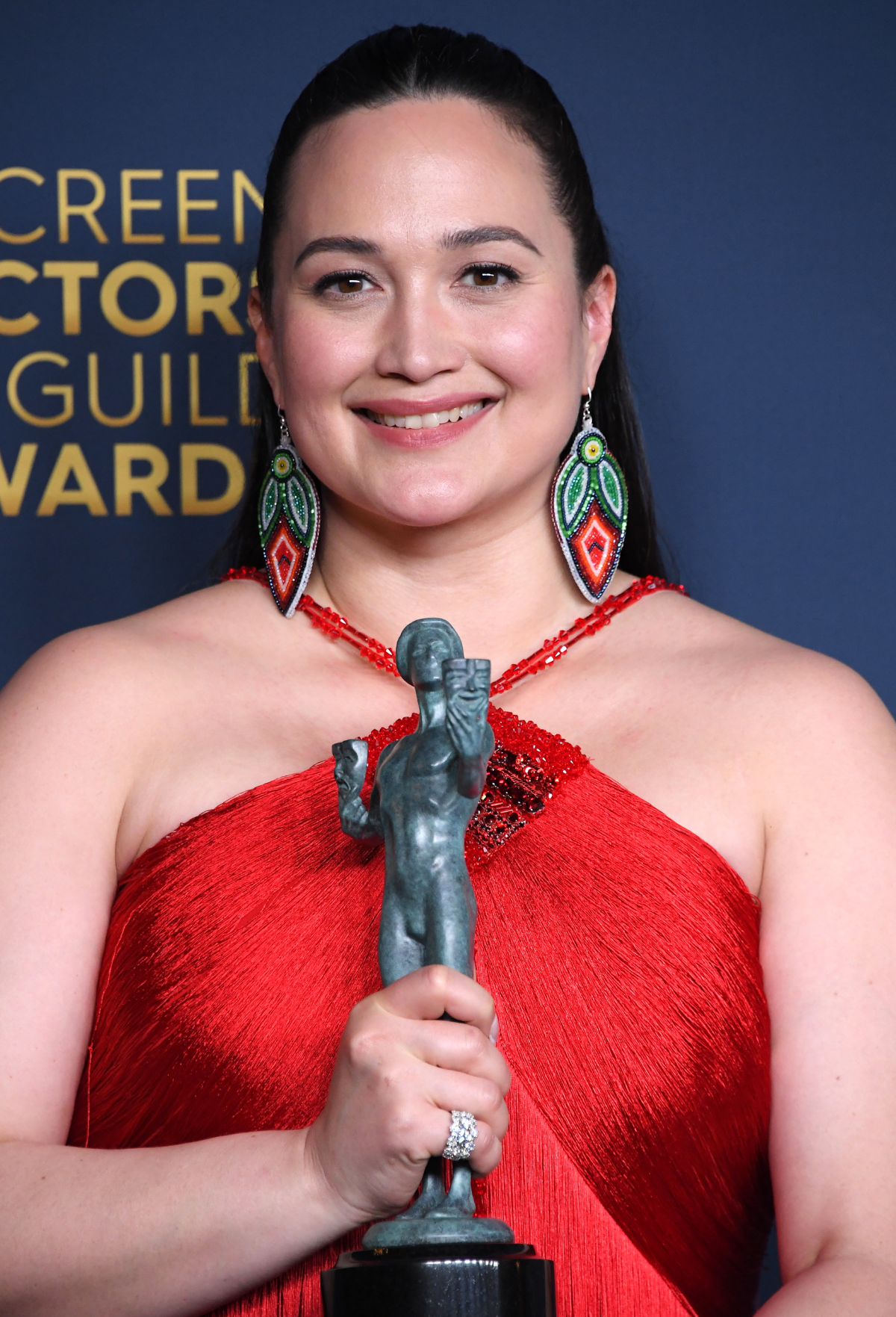 Lily Gladstone im roten Kleid bei den SAG Awards 2024