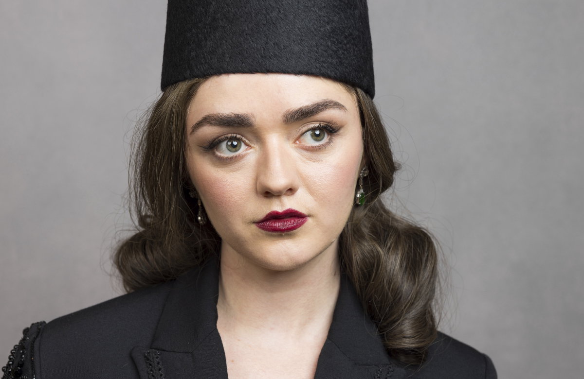 Maisie Williams sieht traurig zur Seite