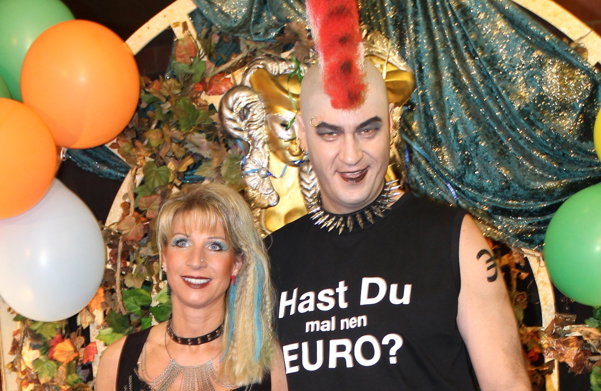 Markus Söder und Ehefrau Katrin an Fasching 2012 als Punker