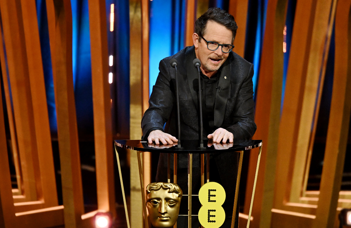 Michael J. Fox stützt sich am Pult ab