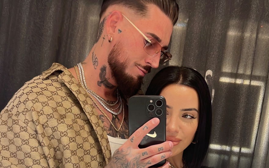 Mike Heiter und Leyla Lahouar machen ein Selfie